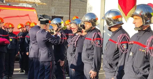 photo  les sapeurs-pompiers ont reçu la fourragère en reconnaissance de leur engagement  &copy;  ouest-france 