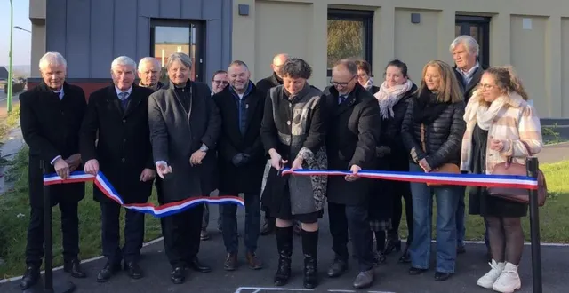 photo  stéphanie tarnaud, conseillère déléguée coupe le ruban. à sa gauche patrice leboucher, le maire, entouré de nombreux élus et des assistantes maternelles.  &copy;  le maine libre 