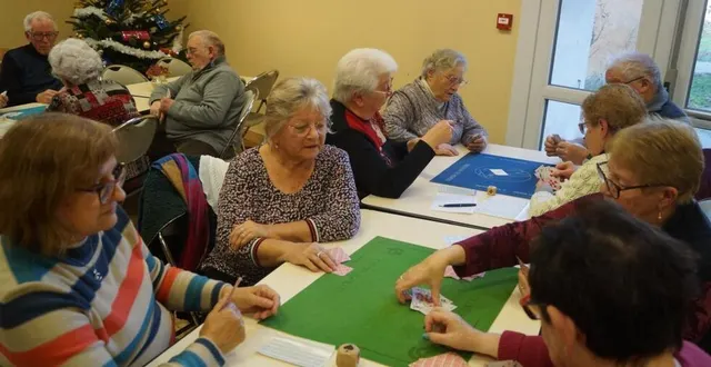 photo  l’association sports et loisirs, organisait, samedi, une journée en faveur du téléthon. 42 personnes se sont retrouvées pour une randonnée autour du village pour ensuite taper le carton. belote et autres jeux de société avec l’association sav’ à jouer. une vente de crêpes et de chocolats chauds au profit du téléthon aura ponctué cette belle journée de solidarité.  &copy;  ouest-france 
