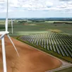 photo  éolien et photovoltaïque sont des installations de productions d’énergies renouvelables qui doivent conduire le pays sabolien à l’autonomie énergétique en 2 050. 