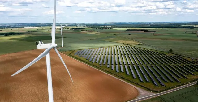 photo  éolien et photovoltaïque sont des installations de productions d’énergies renouvelables qui doivent conduire le pays sabolien à l’autonomie énergétique en 2 050.  &copy;  franck dubray / ouest france 