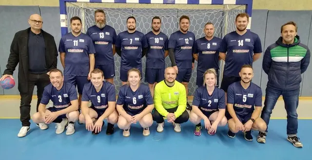 photo  l’équipe loisirs a reçu de nouvelles tenues grâce à un ancien du club, devenu partenaire chedhomme fermetures.  &copy;  photo section handball de bonnétable 