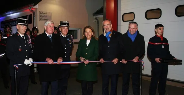 photo  de gauche à droite : david chollet chef de centre, jean-pierre vogel sénateur, colonel frerson directeur départemental du sdis, véronique cantin vice-présidente du conseil départemental, jean-carles grelier député et eric bourge vice-président de la cdc maine cœur de sarthe.  &copy;  le maine libre 