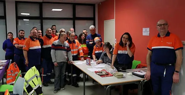 photo  en 2018, les bénévoles commencent la nuit des saint-bernard, avec bruno pitrou, le président local de la protection civile, à droite.  &copy;  archive ouest france 