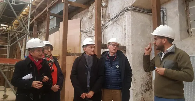 photo  l’architecte patrimonial simon leuckx dévoile à joaquim pueyo et aux élus les marques historiques qui ont été dévoilées lors de la restauration des boiseries, à la médiathèque aveline d’alençon.  &copy;  ouest-france 