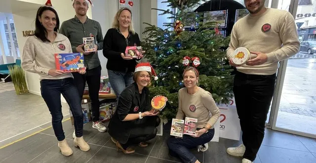 photo  l’équipe de l’agence lair, située grande-rue, à alençon, a déjà collecté quelques cadeaux.  &copy;  ouest-france 