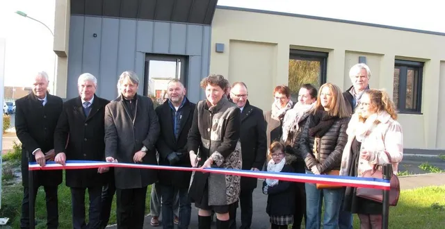 photo  les élus et les assistantes maternelles coupent le cordon inaugural de la mam de chaufour-notre-dame.  &copy;  ouest-france 