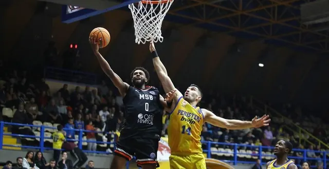 photo  le manceau matt lewis défendu par le grec leonidas kaselakis.  &copy;  photo : bcl 