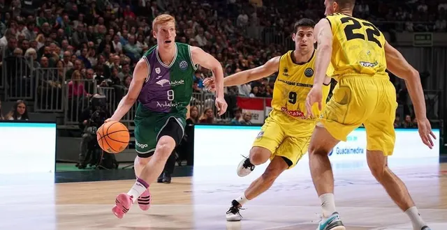 photo  le malaguène alberto diaz, défendu par marko krivacevic et zoltan perl (second plan)  &copy;  photo : bcl 