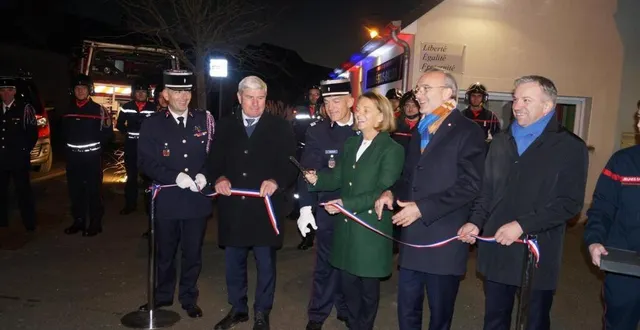 photo  lors de la sainte-barbe, les élus, le chef de centre et le directeur départemental du sdis, ont inauguré symboliquement les travaux de rénovation et d’agrandissement de la caserne des sapeurs-pompiers.  &copy;  ouest-france 
