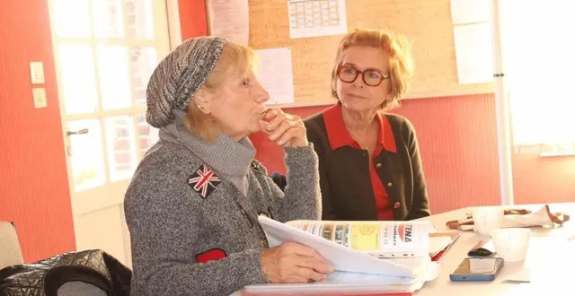 photo  de gauche à droite : évelyne barba passe le relais de la présidence, à anouchka ancona.  &copy;  ouest-france 