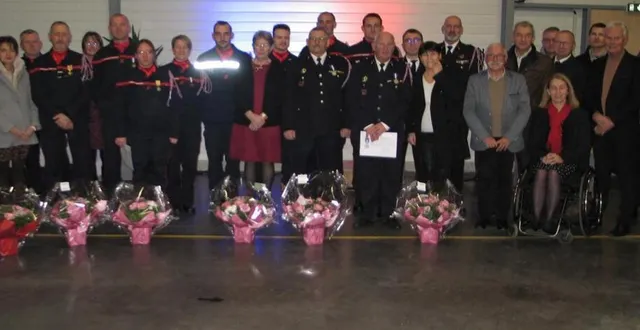 photo  pompiers et élus réunis à l’issue de la soirée.  &copy;  le maine libre 