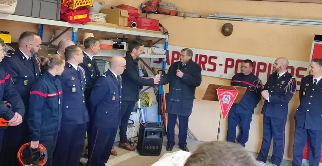 photo  le vice-président du sdis 49 gilles grimaud a remis au maire, anaël robert, un trophée pour la convention signée pour la mise à disposition de personnel.  &copy;  co 