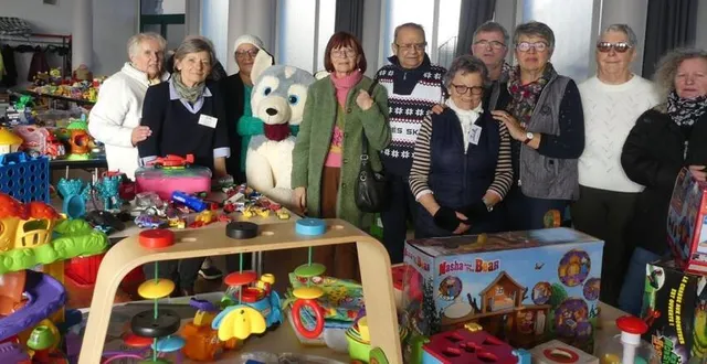 photo  les bénévoles avaient encore collecté des montagnes de jouets à redistribuer.  &copy;  ouest-france 