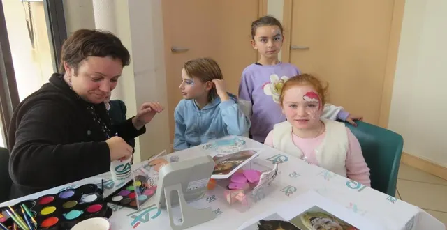 photo  lili, kléo, mya étaient ravies de se faire maquiller.  &copy;  le maine libre 