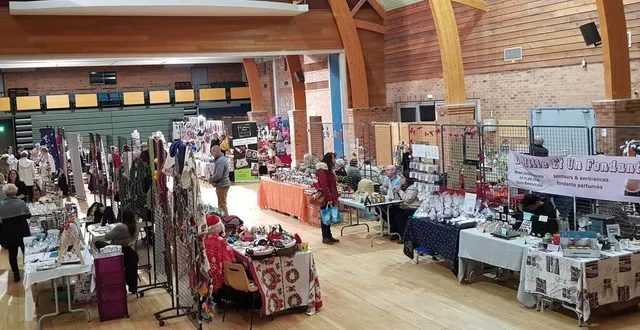 photo  de nombreux stands au marché de noël organisé par le comité des fêtes.  &copy;  le maine libre 