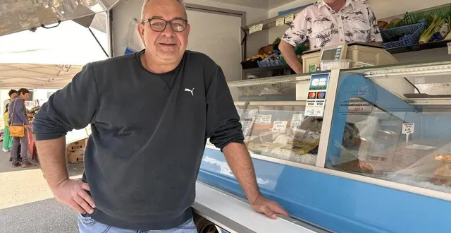 photo  le juignéen olivier paul a repris la poissonnerie ambulante de marcel derennes (au second plan) au printemps 2023.  &copy;  archives ouest-france 