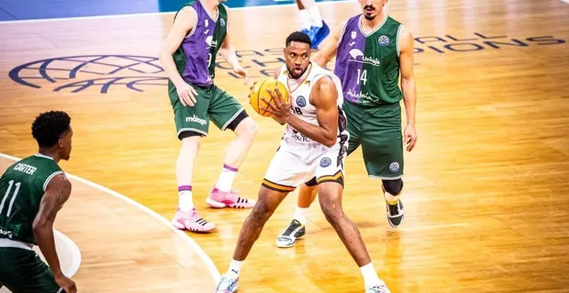 photo  tyran de lattibeaudiere, balle en main contre malaga, lors de la 4e journée de ligue des champions (bcl), mardi 22 novembre à antarès.  &copy;  photo : dominique breugnot 