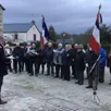 photo discours de laurent paris, maire de rouillon, devant le monument aux morts.