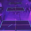 photo  le darkping consiste à jouer au tennis de table dans le noir, avec des éléments fluos. 
