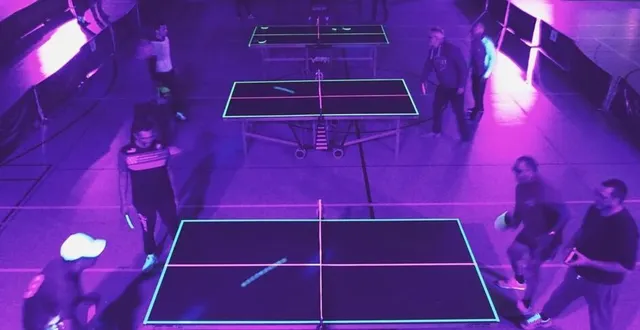 photo  le darkping consiste à jouer au tennis de table dans le noir, avec des éléments fluos.  &copy;  gaëtan côme 