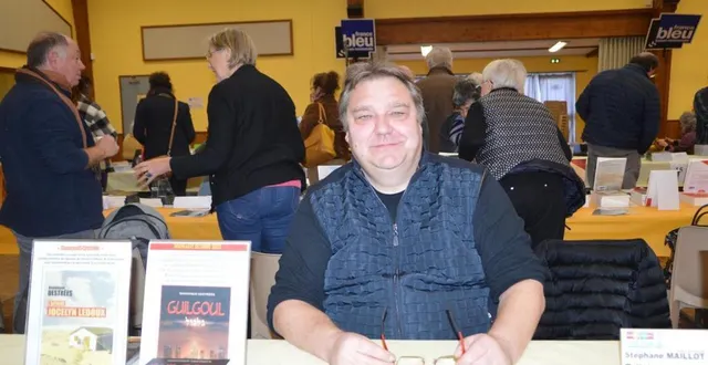 photo  stéphane maillot, de vaux-sur-eure, était l’invité d’honneur de cette 15e édition du salon du livre du perche.  &copy;  ouest-france 