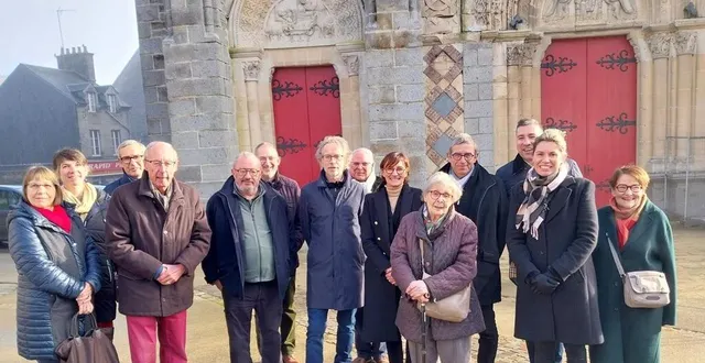 photo  les élus, les membres de l’association pour la restauration de l’église, monique salles mécène précédente, une responsable de la fondation du patrimoine et les responsables du centre leclerc, ont observé les différentes sculptures extérieures qui seront rénovées.  &copy;  ouest-france 