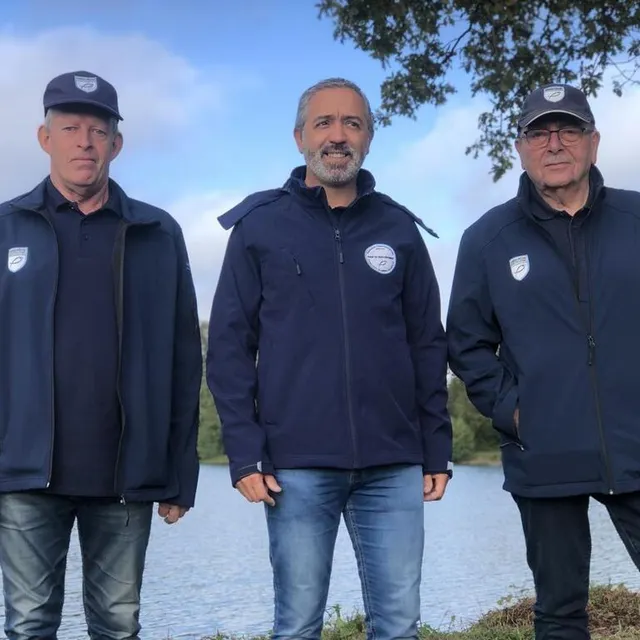 photo philippe allard (à gauche) a pris la succession de jean-pierre elie à mansigné (à droite). au centre, benjamin laribi qui coordonne l’action des garde-pêches particuliers au sein de la fédération.  ©  le maine libre