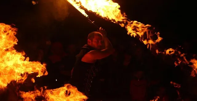 photo  rémi, de la compagnie chk1, est spécialisé dans la manipulation d’objets enflammés. il jouera son spectacle luminescence dimanche 10 décembre 2023, à la flèche.  &copy;  cie chk1 
