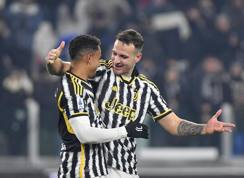 Serie A La Juventus Turin Domine Naples Et Sinstalle Provisoirement