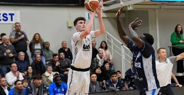 photo  adrien sclear et les rennais se sont inclinés sur le parquet de tarbes.  &copy;  archives jocelyne régent 