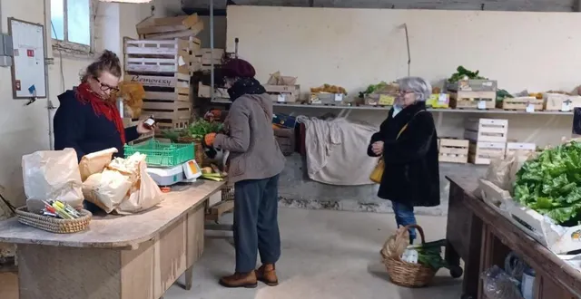 photo  des clients fidèles au marché à la ferme.  &copy;  le maine libre 