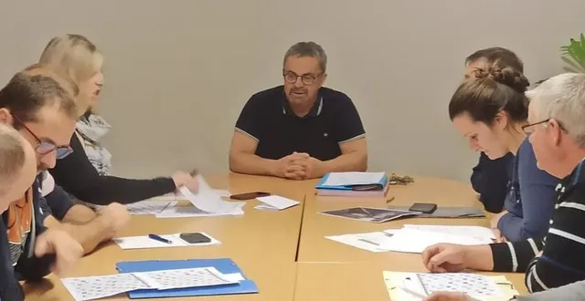 photo  les conseillers municipaux autour de daniel rieucros, maire.  &copy;  le maine libre 