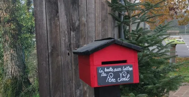 photo  le programme du village de noël a déjà démarré avec la boîte aux lettres du père noël installée à la grange municipale.  &copy;  ouest-france 