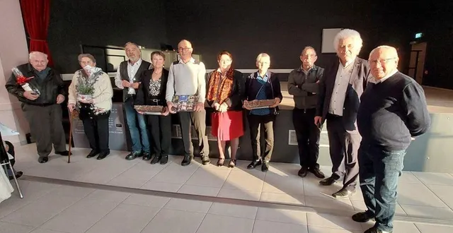 photo  de gauche à droite : pierre mariande, simone louvet, patrice et marinette bastard, daniel et annick montarou, claire et jean-claude pouillet, alain grémillon, maire et claude médard, adjoint au maire.  &copy;  ouest-france 