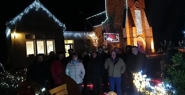 photo  bénévoles et conseillers municipaux, fiers de leurs décorations de noël.  &copy;  ouest-france 