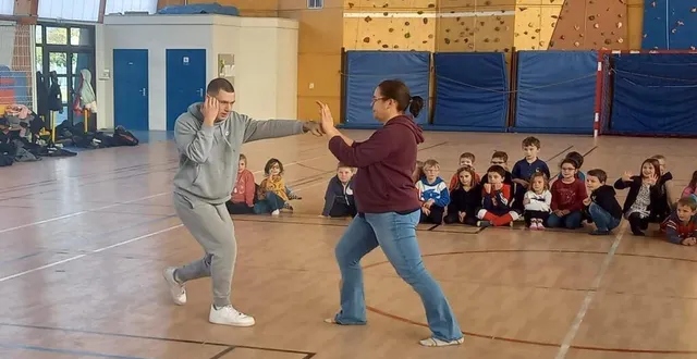 photo  briac mercier, changéen de 21 ans et vice-champion du monde senior de karaté contact, est allé à la rencontre des élèves de l’école élémentaire, mardi, au gymnase. les enfants ont pu lui poser de nombreuses questions. l’après-midi s’est terminée par une démonstration et jean-luc suard, maire, lui a remis la médaille de la commune pour le remercier de sa gentillesse et sa disponibilité.  &copy;  ouest-france 