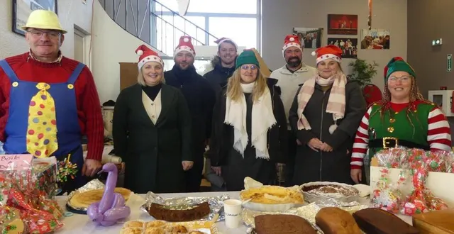 photo  gâteaux, vin chaud et friandise étaient proposés aux visiteurs par les parents d’élèves.  &copy;  ouest-france 