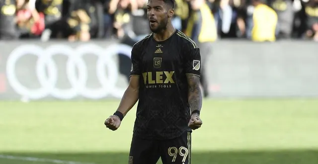 photo  denis bouanga après avoir marqué son tir au but lors de la séance remportée par le los angeles fc contre le philadelphie union lors de la dernière finale de mls (3-3, 3-0 t.a.b.), au banc of california stadium de los angeles.  &copy;  photo : kevork djansezian / getty images via afp 