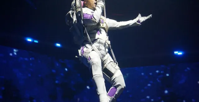 photo  soprano a débuté le show à antarès en chasseur d’étoiles, devant plus de 5 000 âmes.  &copy;  ouest-france 