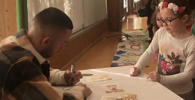 photo  le champion de karaté steven da costa a signé des autographes aux élèves de grande section et primaire de messei.  &copy;  ouest-france 