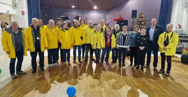 photo  les représentants de l’association afm-téléthon en sarthe (en veste jaune) accueillis par les organisateurs de dollon.  &copy;  ouest-france 