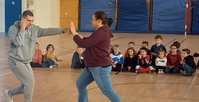 photo  une enseignante affronte briac mercier, vice-champion du monde de karaté contact.  &copy;  le maine libre 