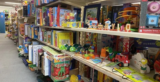 photo  dans la vesti’boutique de sablé, tous les jouets sont à prix cassés. un lieu à visiter en cette période de noël.  &copy;  le maine libre 