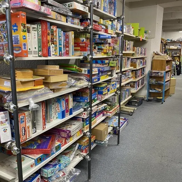 photo jeux de société, puzzles… tout est à bas prix à la vesti’boutique.  ©  le maine libre