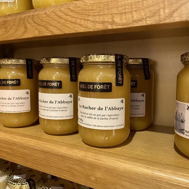 photo à l’abbaye de solesmes, le miel est fabriqué localement, ainsi que des chocolats.  ©  le maine libre