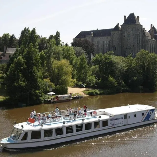 photo à moindre coût, le bateau le sablésien propose une croisière commentée sur la sarthe d’1 h 30.  ©  archives le maine libre – denis lambert