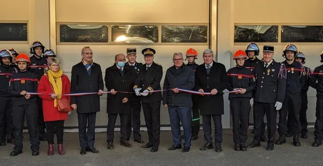 photo  les élus étaient présents pour couper le ruban.  &copy;  le maine libre 