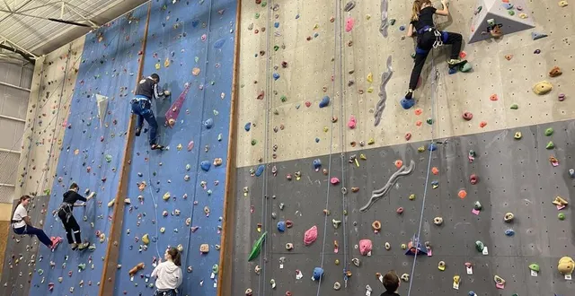 photo  les grimpeurs ont atteint 9 100 mètres entre vendredi et samedi soir pour le téléthon.  &copy;  le maine libre 