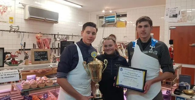 photo  alexis collet (à gauche) et lorène perreaux sont les propriétaires de la boucherie des halles à sées (orne), aux côtés de leur apprenti.  &copy;  ouest-france 